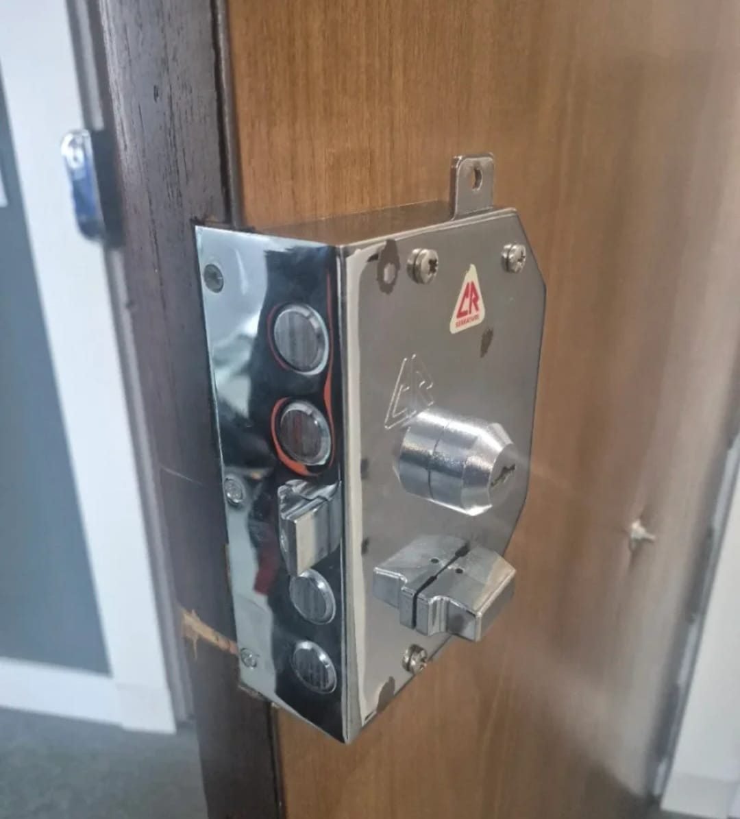 Cerradura sobrepuesta de seguridad instalada