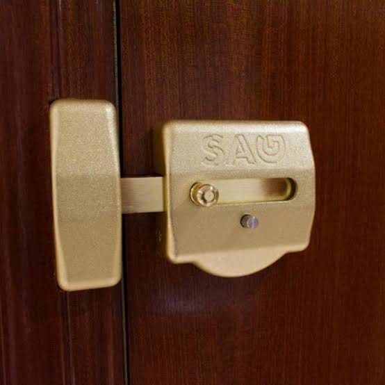 Cerrojo de seguridad instalado en puerta